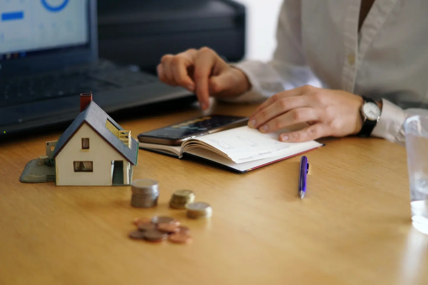 Pessoa fazendo um investimento em imóveis